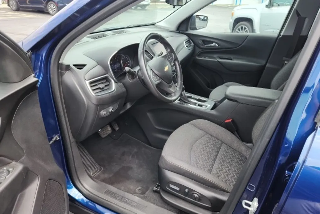 2022 Chevrolet Equinox LT photo 1
