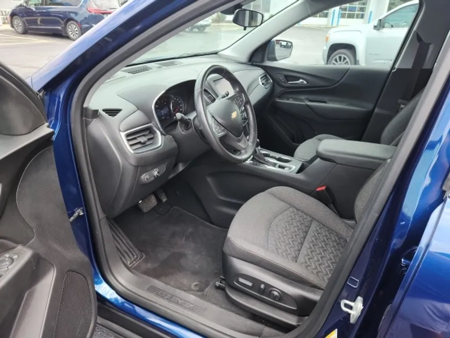 2022 Chevrolet Equinox LT photo 1