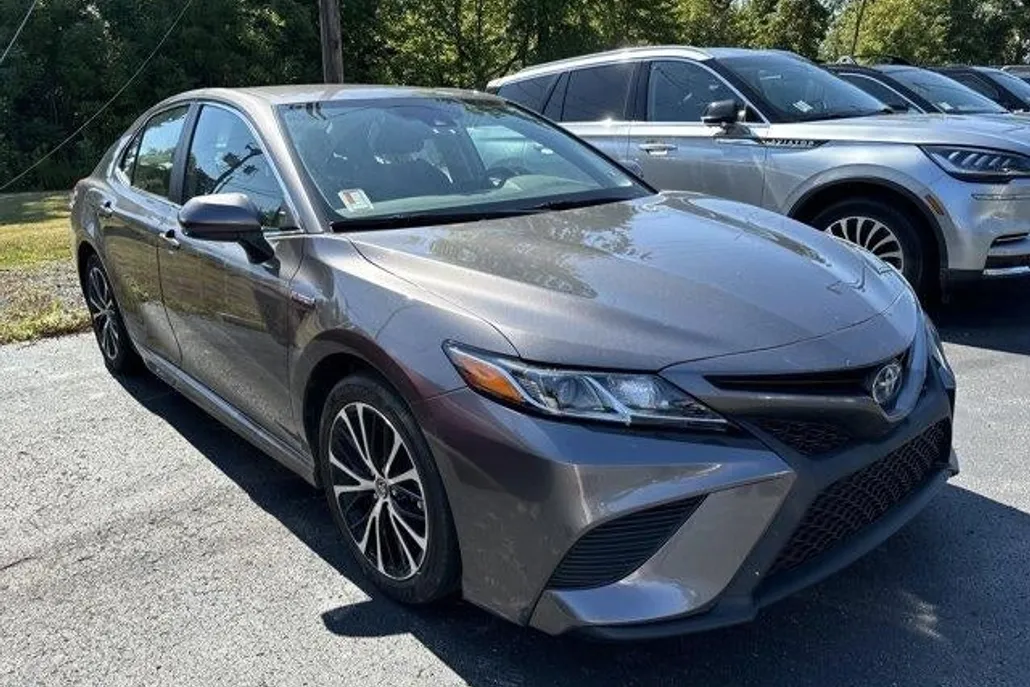 2020 Toyota Camry Hybrid SE photo 1