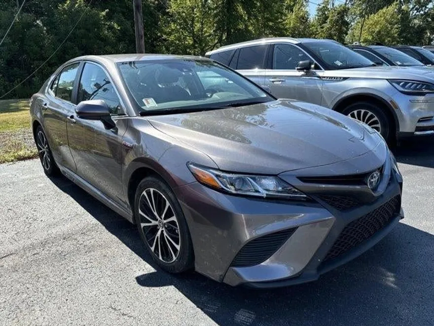 2020 Toyota Camry Hybrid SE photo 1