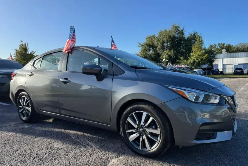 2021 Nissan Versa SV photo 1