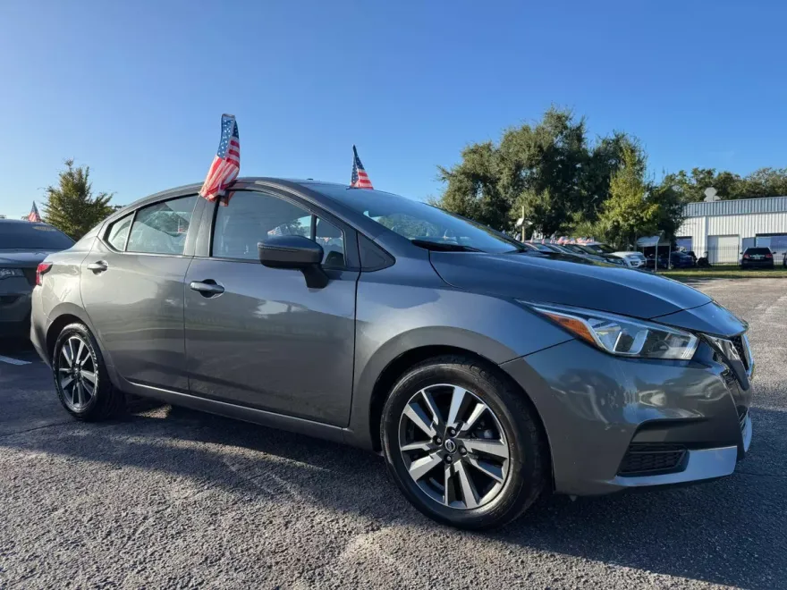 2021 Nissan Versa SV photo 1