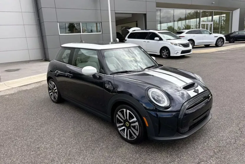 2022 Mini Cooper SE Iconic photo 1