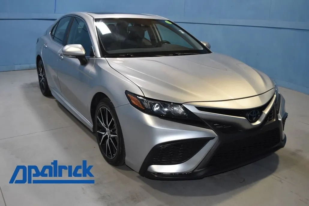 2022 Toyota Camry SE photo 1