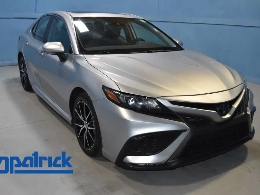 2022 Toyota Camry SE photo 1