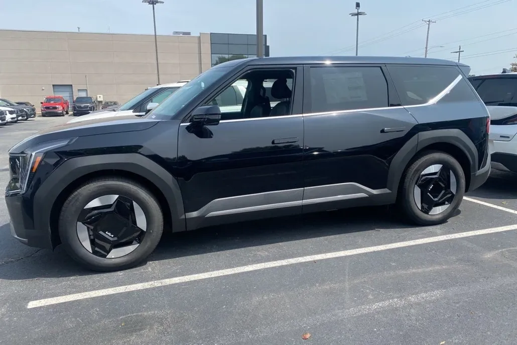 2026 Kia EV9 Light Long Range photo 1