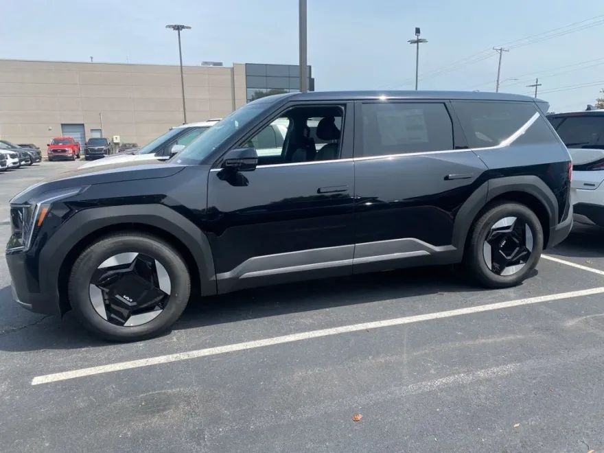 2026 Kia EV9 Light Long Range photo 1