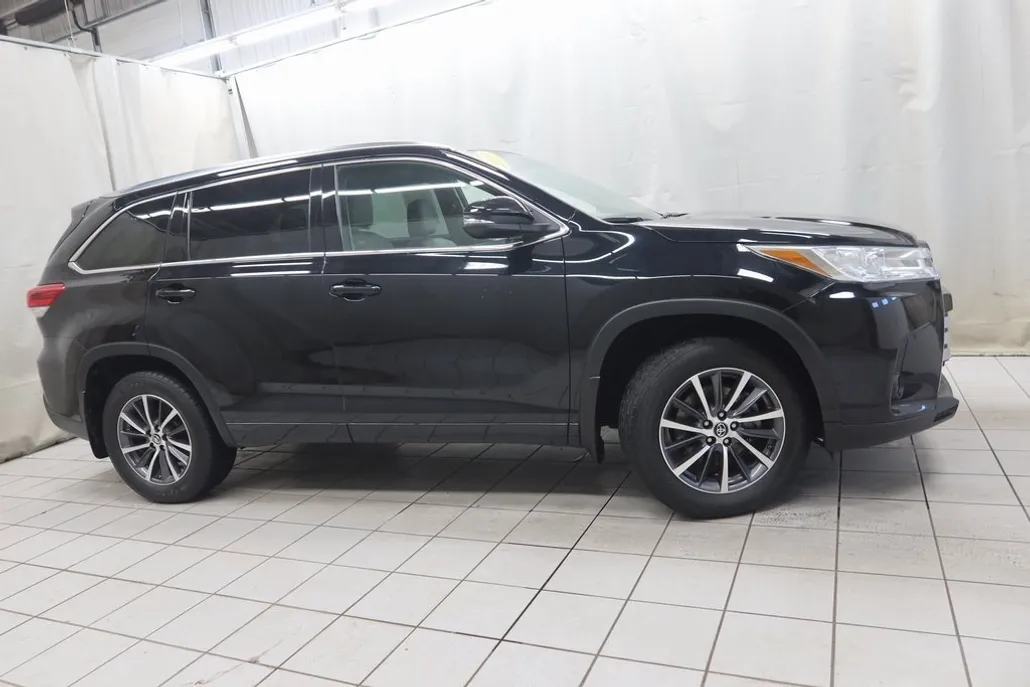 2017 Toyota Highlander XLE photo 1