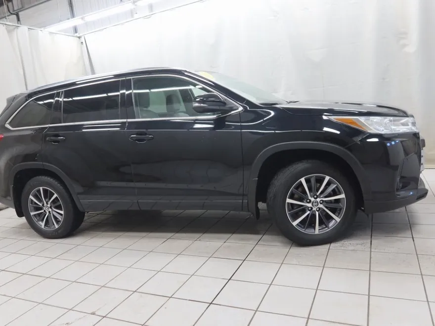 2017 Toyota Highlander XLE photo 1