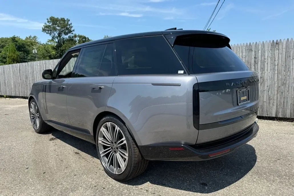 2025 Land Rover Range Rover SE photo 1