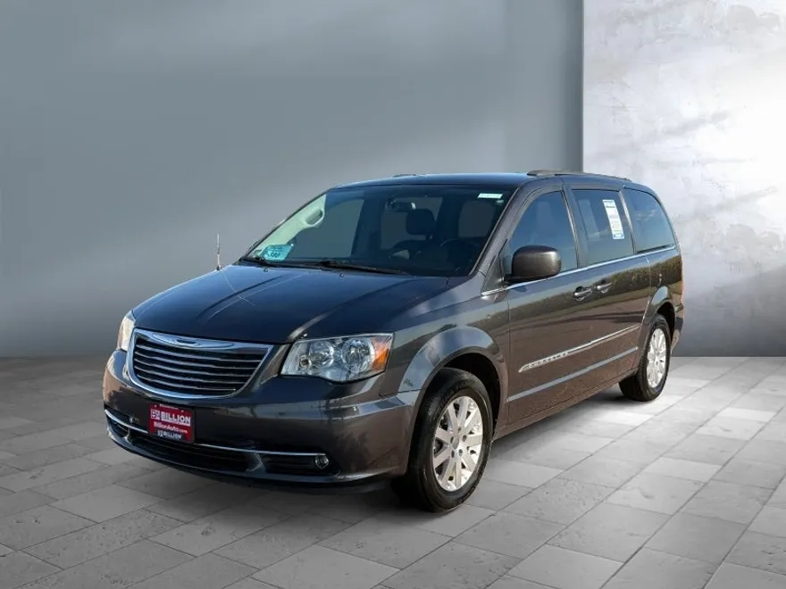 2016 Chrysler Town & Country Touring photo 1