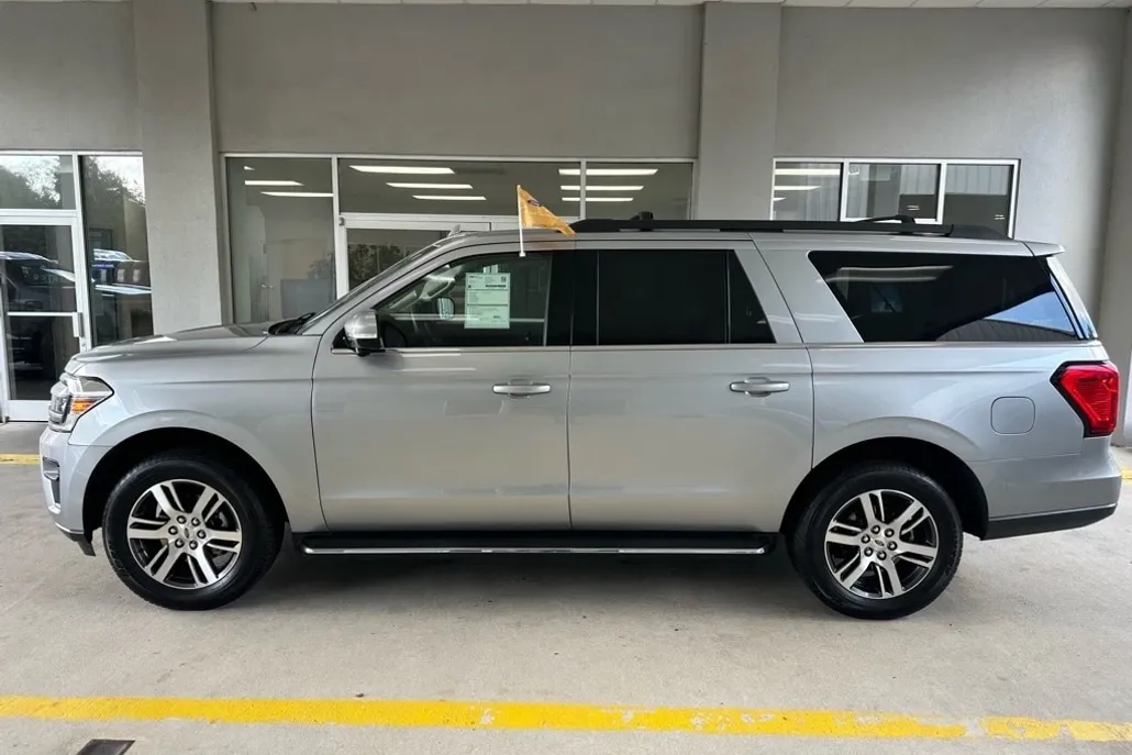 2023 Ford Expedition MAX XLT photo 1