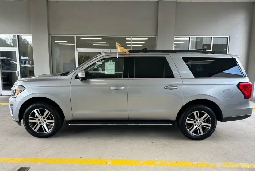 2023 Ford Expedition MAX XLT photo 1