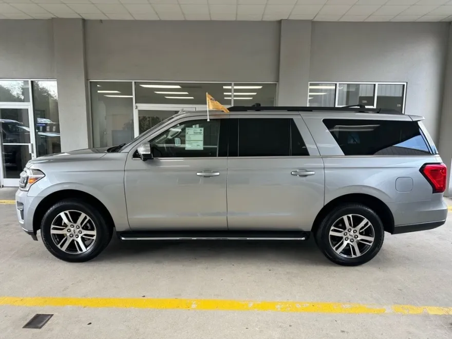 2023 Ford Expedition MAX XLT photo 1