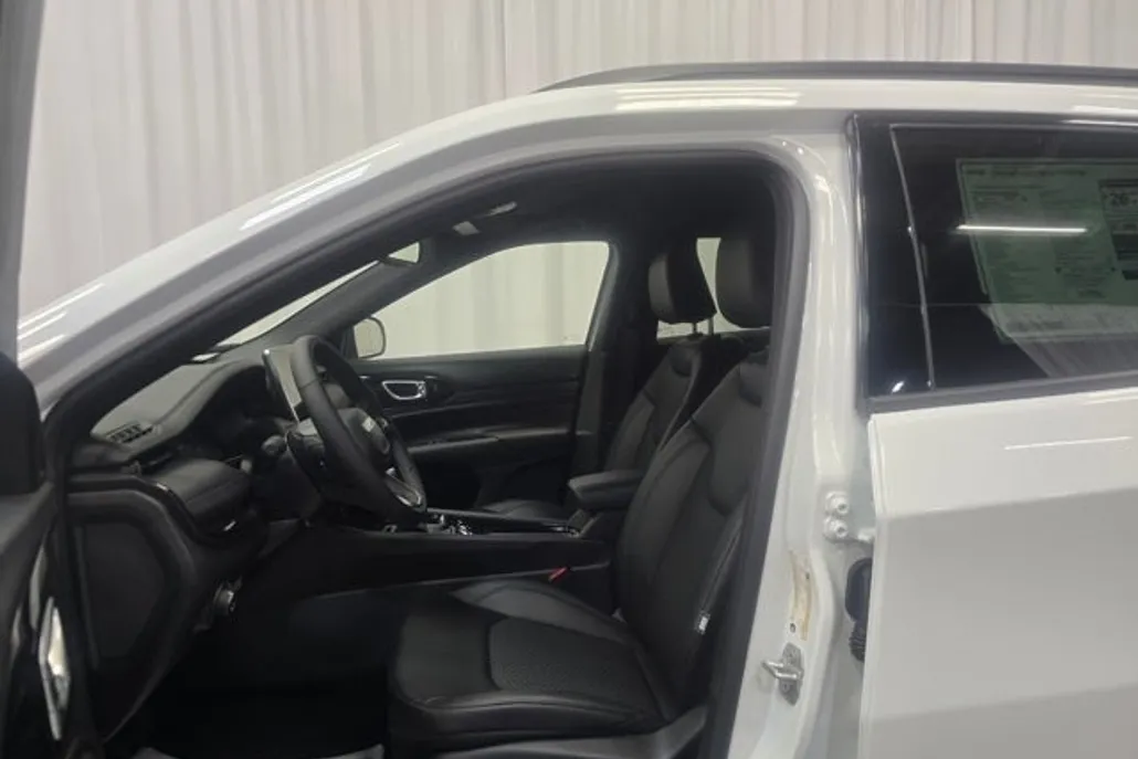 2026 Jeep Compass Latitude photo 1