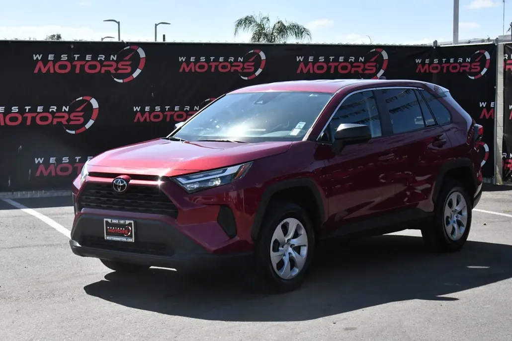 2024 Toyota RAV4 LE photo 1