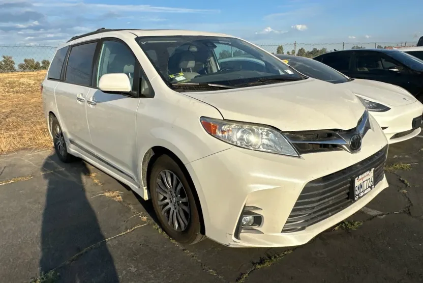 2020 Toyota Sienna XLE photo 1