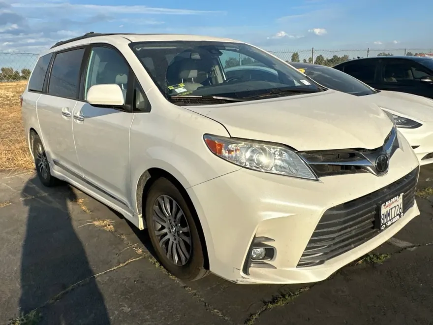 2020 Toyota Sienna XLE photo 1