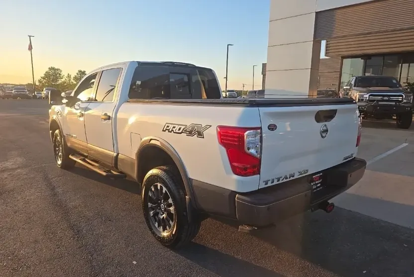 2017 Nissan Titan PRO-4X photo 1