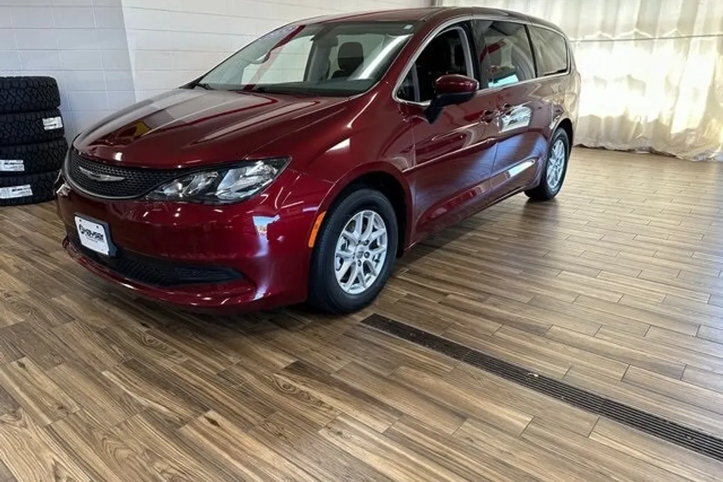 2022 Chrysler Voyager LX photo 1