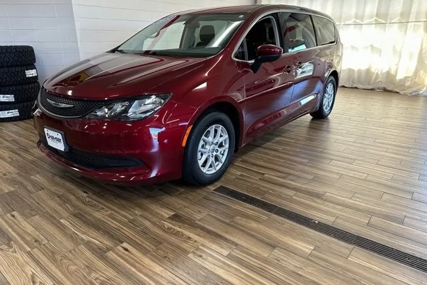 2022 Chrysler Voyager LX photo 1