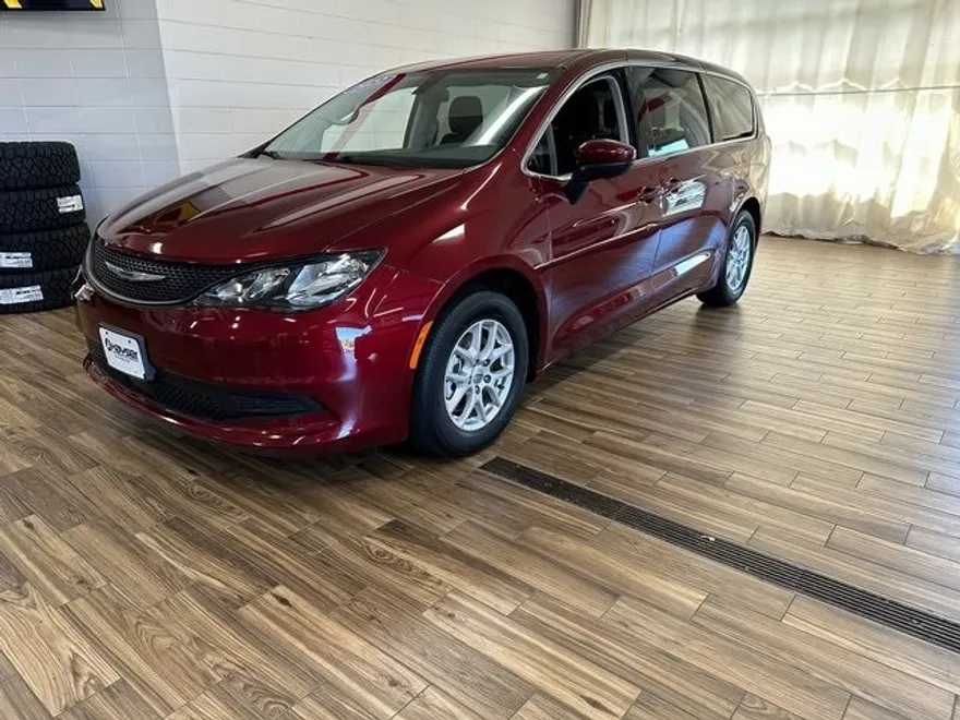 2022 Chrysler Voyager LX photo 1