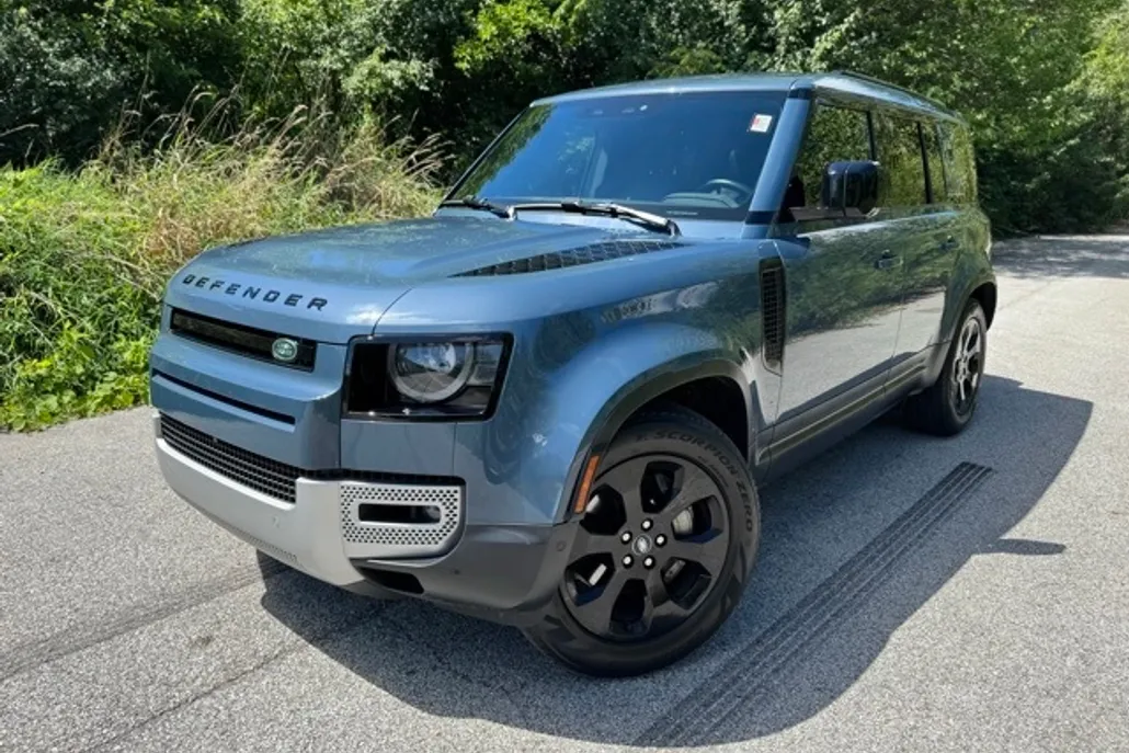 2023 Land Rover Defender 110 SE photo 1
