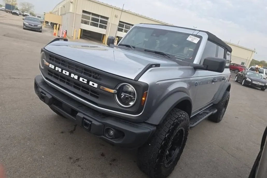 2023 Ford Bronco Black Diamond photo 1