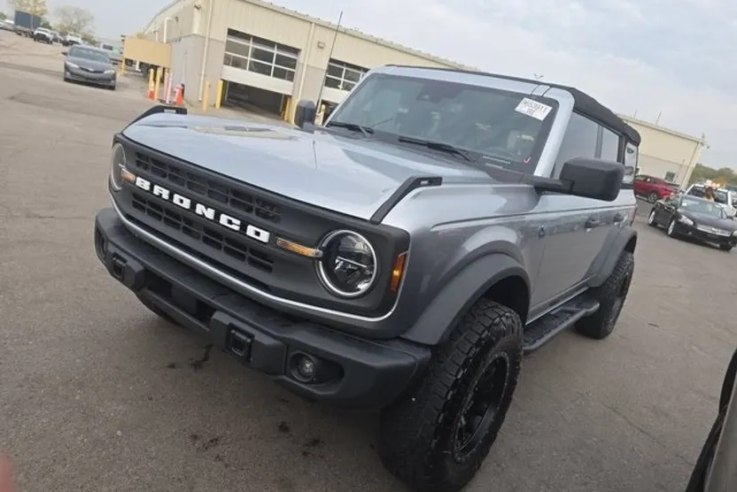 2023 Ford Bronco Black Diamond photo 1