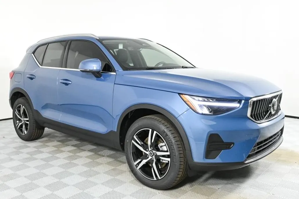 2025 Volvo XC40 Core photo 1