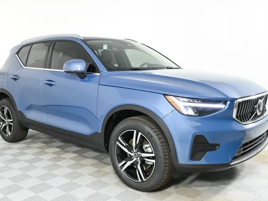 2025 Volvo XC40 Core photo 1