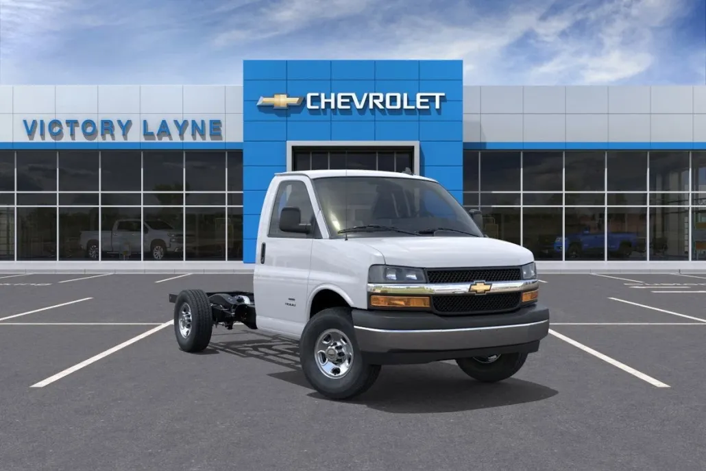 2025 Chevrolet Express Cutaway 3500 photo 1