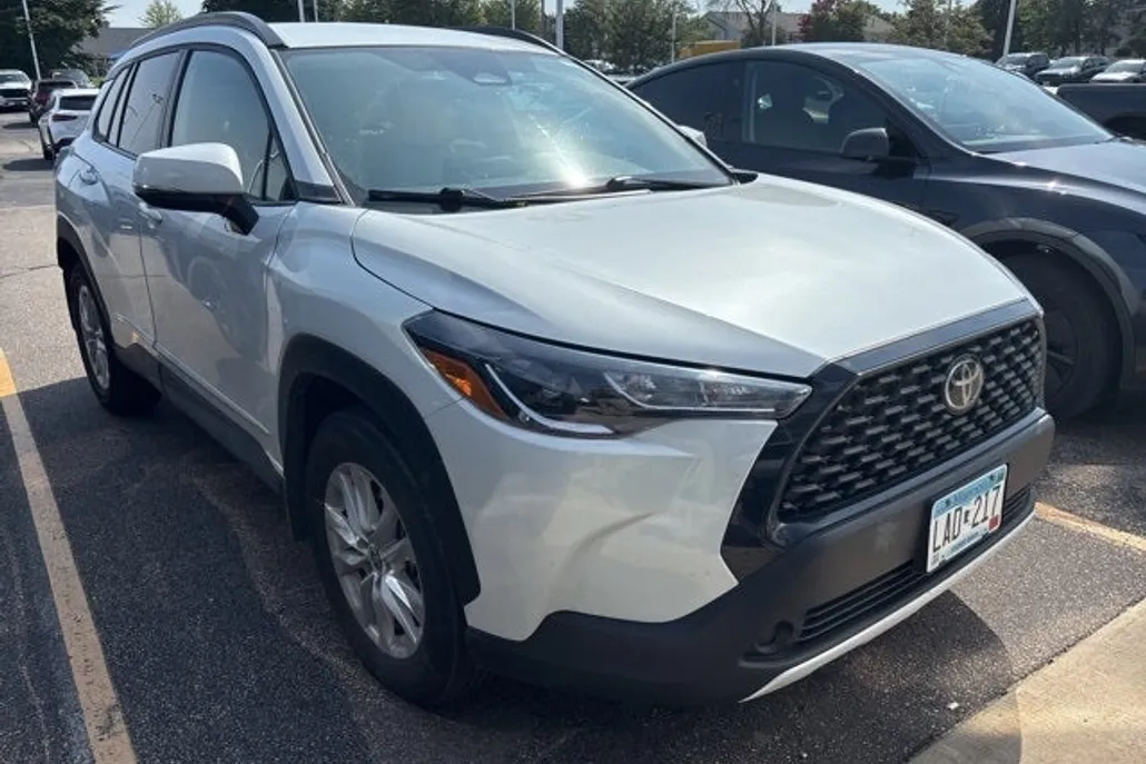 2023 Toyota Corolla Cross LE photo 1