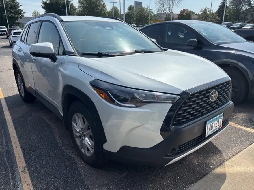 2023 Toyota Corolla Cross LE photo 1