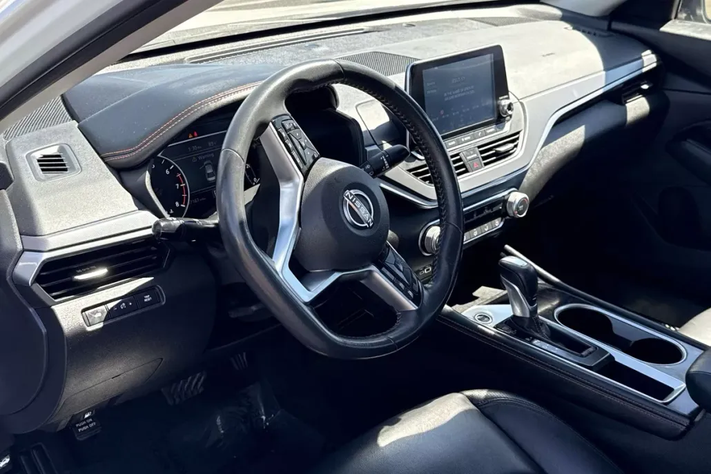 2023 Nissan Altima SR photo 1