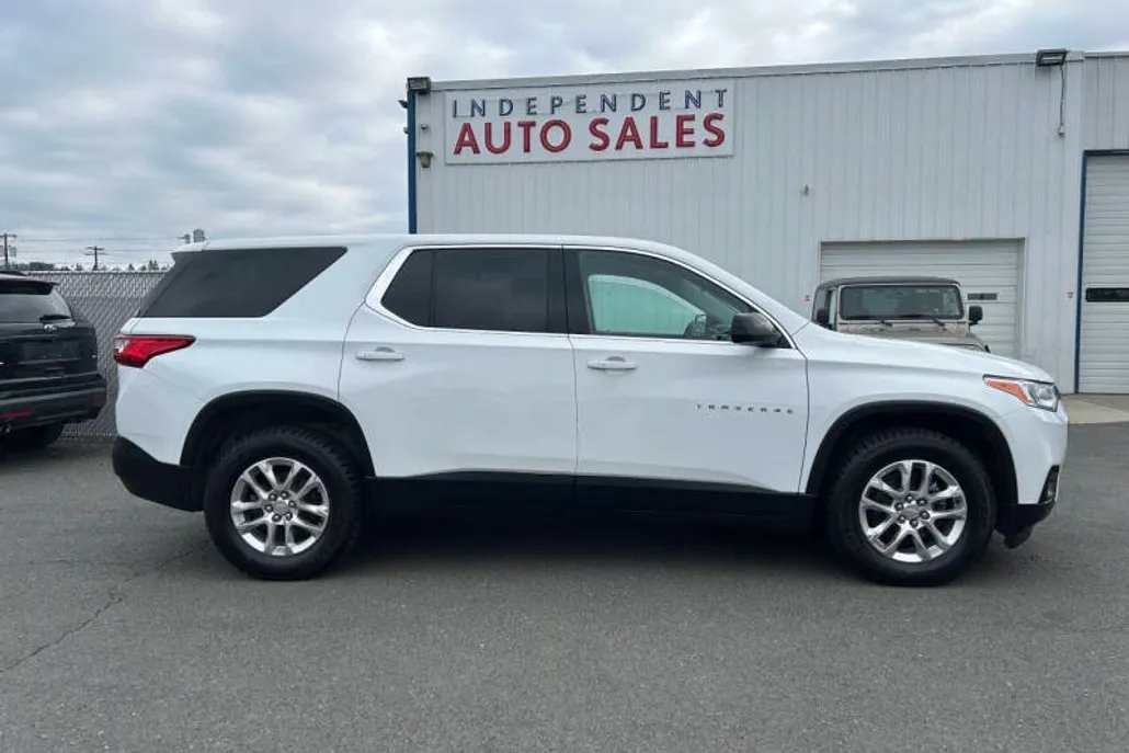 2021 Chevrolet Traverse LS photo 1
