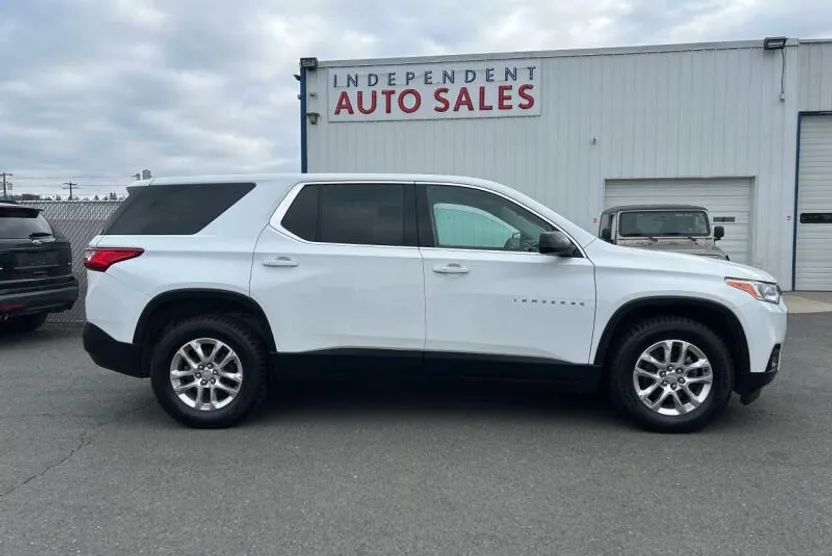 2021 Chevrolet Traverse LS photo 1