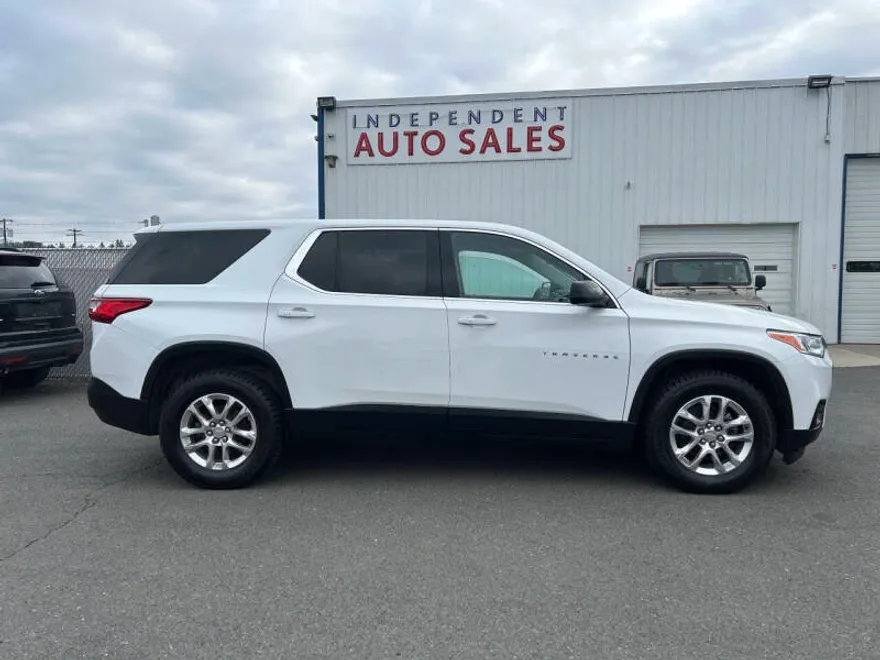 2021 Chevrolet Traverse LS photo 1