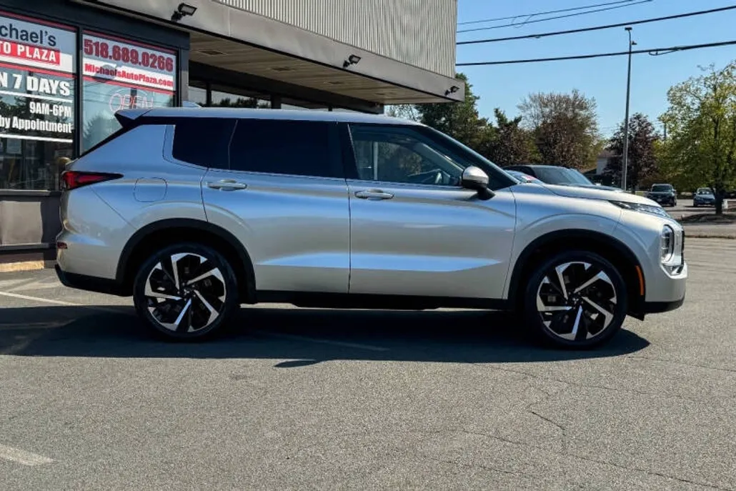 2022 Mitsubishi Outlander ES photo 1