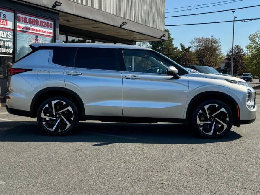 2022 Mitsubishi Outlander ES photo 1