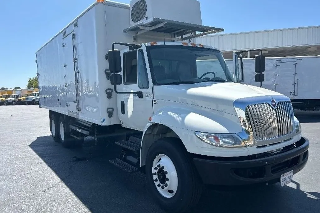 2017 International 4400 DuraStar 4400 photo 1