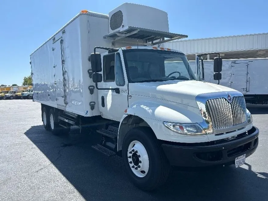2017 International 4400 DuraStar 4400 photo 1
