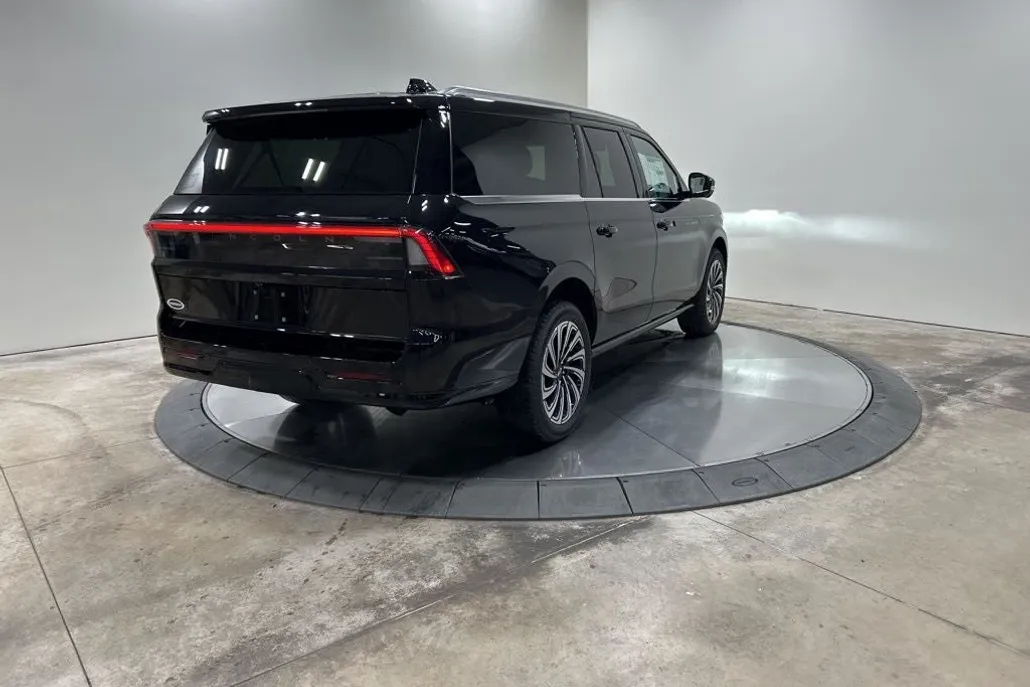 2025 Lincoln Navigator Black Label photo 1