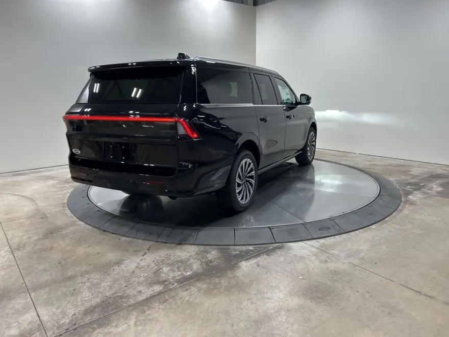 2025 Lincoln Navigator Black Label photo 1