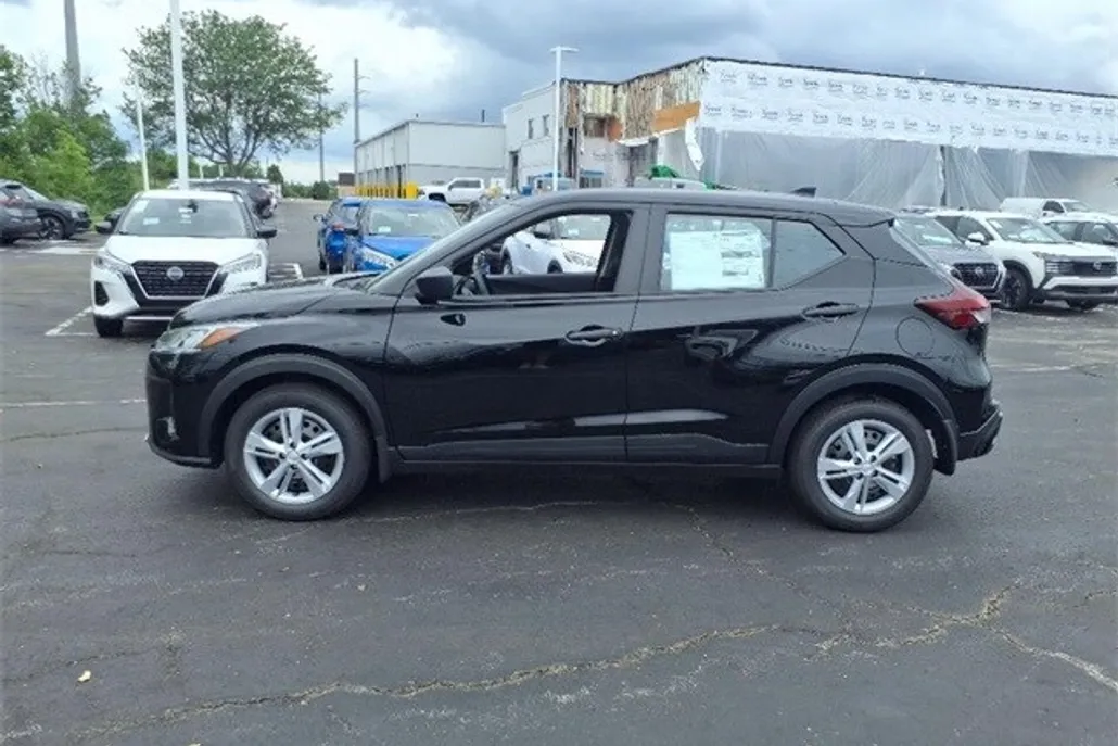 2025 Nissan Kicks Play S photo 1