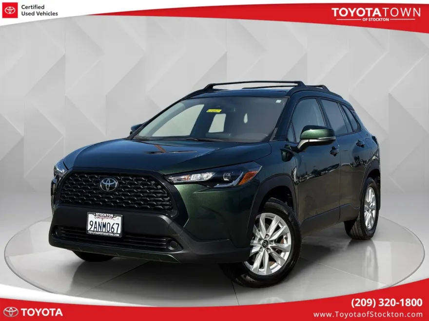 2022 Toyota Corolla Cross LE photo 1