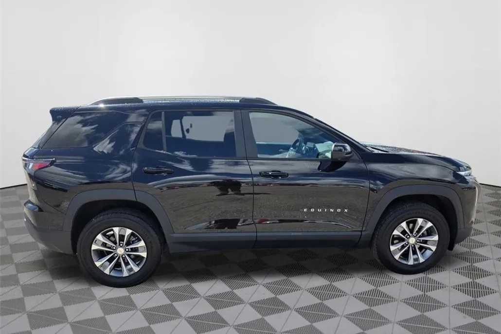 2025 Chevrolet Equinox LT photo 1