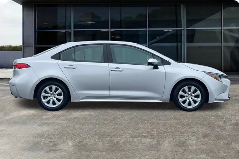 2024 Toyota Corolla LE photo 1