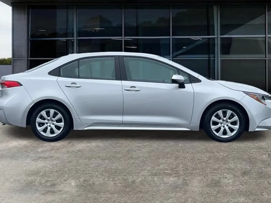 2024 Toyota Corolla LE photo 1