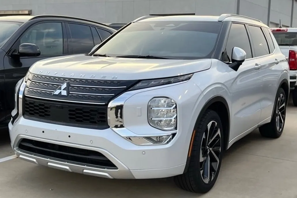 2022 Mitsubishi Outlander SEL photo 1